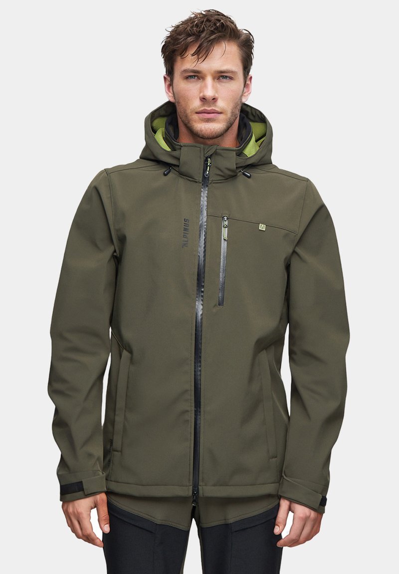 Ciemnooliwkowa kurtka softshell z kapturem, zapinana na zamek błyskawiczny z przodu oraz kieszenią na piersi. Posiada kontrastowe, jaskrawozielone wnętrze.