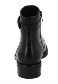 Schwarzer Leder-Stiefelette mit runder Zehenpartie, Reißverschluss an der Rückseite und seitlichem Schnallendetail. Gestapelter Absatz und glatte Textur.