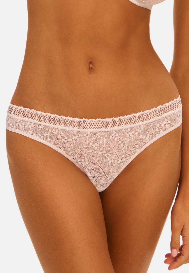 String en dentelle rose doux avec un motif floral, présentant une taille délicate à bord festonné et un tissu léger et transparent.
