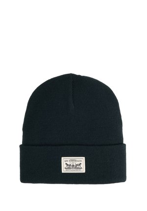 Gorro de punto negro con puño doblado y un parche blanco con el logo de Levi Strauss & Co. centrado en la parte delantera.
