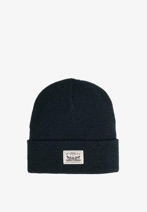 Gorro de punto negro con puño doblado y un parche blanco con el logo de Levi Strauss & Co. centrado en la parte delantera.