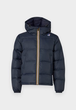 Giubbotto puffer blu navy con cappuccio, caratterizzato da una cerniera frontale gialla e bianca, polsini elastici e una patch con logo sulla parte superiore sinistra del torace.