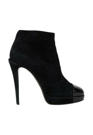 Bottine en daim noir avec talon haut stilettos et bout rond noir brillant avec semelle plateforme.