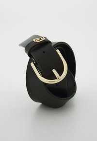 Zwarte leren riem met een gestructureerd oppervlak en een glanzende metalen gesp in goudkleur. Bevat een uniek detail nabij de gesp voor extra interesse.