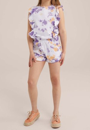 Paars-oranje tie-dye outfit bestaande uit een mouwloos topje met gerafelde randen en bijpassende korte broek; casual stof en ontspannen pasvorm.