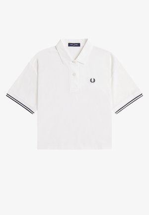 Polo à manches courtes blanches avec col, deux boutons, logo laurier noir sur la poitrine gauche, et double bande noire aux poignets des manches.