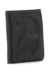 Portafoglio bifold in pelle nera con cuciture visibili lungo i bordi, in posizione verticale su una superficie bianca.