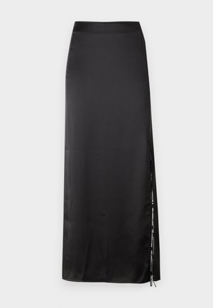 Fustă maxi din satin negru, cu talie înaltă, slit pe lateral și detaliu de text în contrast pe despicătură. Textură netedă, design ajustat.