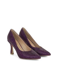 Scarpe con tacchi alti di colore viola, dalla punta affusolata e con una superficie testurizzata decorata con piccole cristalli lucidi e un tacco a stiletto.