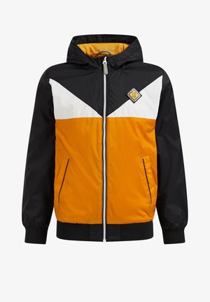 Chaqueta con capucha con bloques de color negro, blanco y naranja, cremallera frontal, bolsillos laterales, puños elásticos y un pequeño logo en forma de diamante en el pecho.