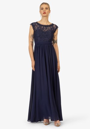 Navyblaues Abendkleid mit Spitzenoberteil, Puffärmel und fließendem Chiffonrock. Hat eine taillierte Passform und gestuftes Texture.