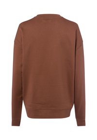 Brązowy sweatshirt o luźnym kroju, z okrągłym dekoltem i prążkowanymi mankietami. Gładka tekstura, brak widocznych wzorów lub akcentów, jednolity kolor.