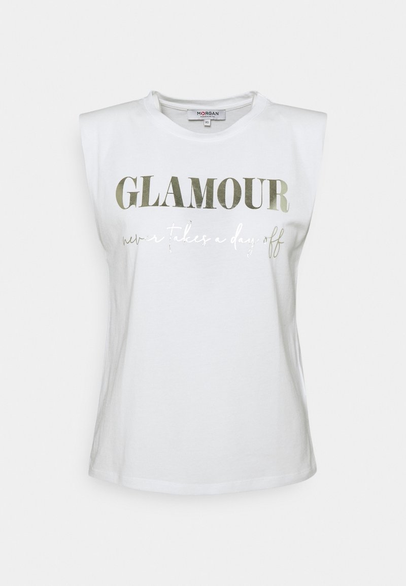 Camiseta sin mangas de algodón blanca con cuello redondo y hombreras. Presenta un texto metálico dorado: "GLAMOUR nunca se toma un día libre." Textura suave.