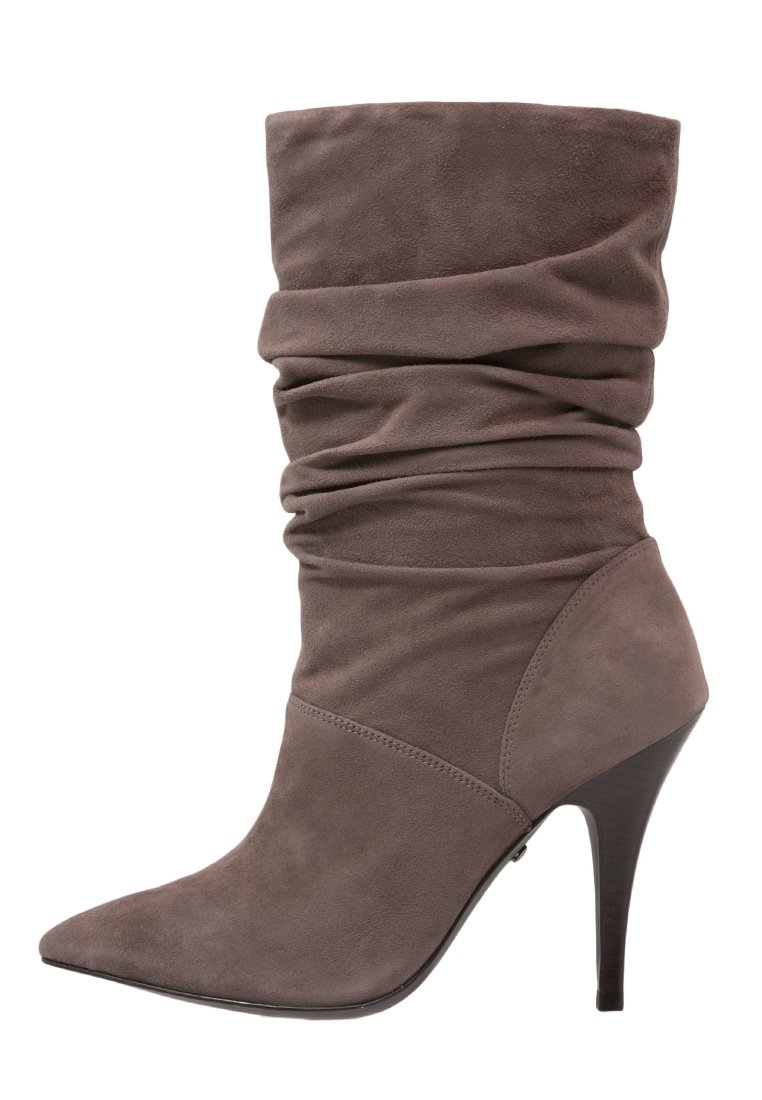 Stivale alla caviglia con punta appuntita in morbido suede grigio, con parte superiore arricciata, tacco elegante di 10 cm e finitura liscia e texturizzata. Dettagli di cucitura unici alla base.