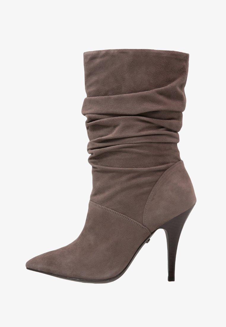 Stivale alla caviglia con punta appuntita in morbido suede grigio, con parte superiore arricciata, tacco elegante di 10 cm e finitura liscia e texturizzata. Dettagli di cucitura unici alla base.