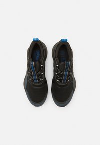Schwarze sportliche Sneakers mit strukturiertem Mesh und glatten Überzügen. Blaue Akzente an den Schnürsenkeln und der Ferse. Verfügt über eine Zuglasche für einfaches An- und Ausziehen.