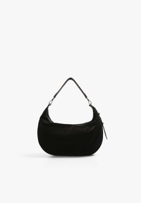 Borsa a spalla in tessuto nero con forma curvata, cinturini texturizzati e chiusura con zip. Presenta hardware minimale e una superficie liscia.