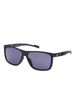 Lunettes de soleil rectangulaires noires avec verres gris foncé, finition mate, accents en caoutchouc et détail de logo sur la branche. Design léger pour le confort.