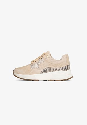 Beige sneakers met mesh- en suèdematerialen, een gestructureerd zebrapatroon op de hiel en een rubberen zool.