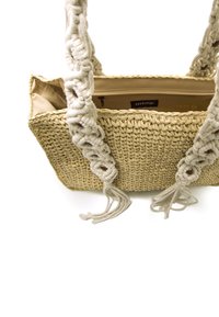 Bolso de paja tejido con forma rectangular, asas de algodón trenzadas en color crema y un bolsillo interior con cremallera.