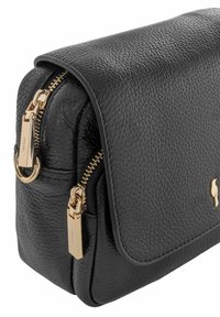 Czarna skórzana torba na ramię z teksturowanym wykończeniem, złotymi akcentami, podwójnymi zamkami błyskawicznymi i klapką. Kompaktowy i usztywniony design.