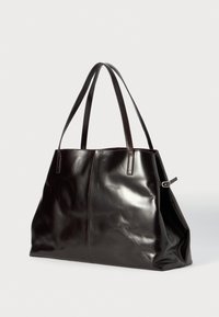 Schwarze Ledertasche mit langen Griffen, glatter Textur, geräumigem Design und sichtbaren Nähten. Verfügt über einen seitlichen Anpassungsriemen zur Formgebung.
