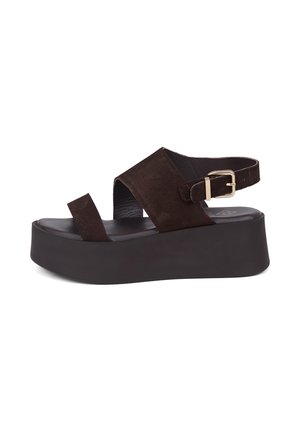 Sandale marron foncé avec larges brides en daim, bout ouvert, semelle plateforme et bride arrière réglable avec boucle.