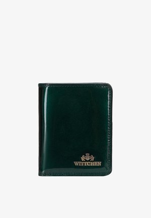 Tmavě zelená lesklá kožená peněženka se zlatým logem Wittchen a vyraženým znakem na přední straně, čtvercové hrany, zavřená.