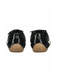 Scarpe nere con paillettes, con una parte superiore testurizzata, caratterizzate da una striscia di colore chiaro, un retro arrotondato e una suola in gomma naturale. Presenti dettagli riflettenti.