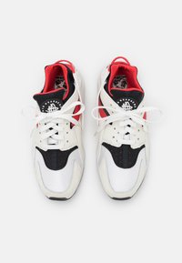 Nike Sportswear AIR HUARACHE - Sapatilhas - summit white/university red/black