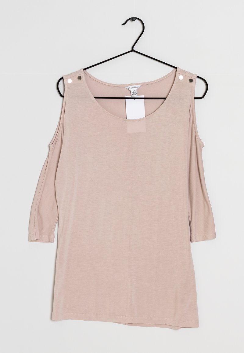 Světle růžový top s odhalenými rameny a tříčtvrtečními rukávy. Vyroben z měkké tkaniny, s kulatým výstřihem a dvěma kovovými akcenty na ramenou.