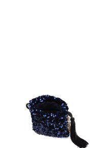 Bolso de mano de lentejuelas azul marino con superficie texturizada, apertura con cordón y acento de borlas negras. Accesorios de metal plateado en el costado.