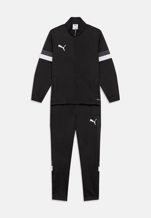 Juodas sportinis kostiumas su užtrauktuko striuke ir kelnėmis. Su baltu Puma logotipu ir juostelėmis ant rankovių bei kelnių šonų. Pagamintas iš patvarios medžiagos.