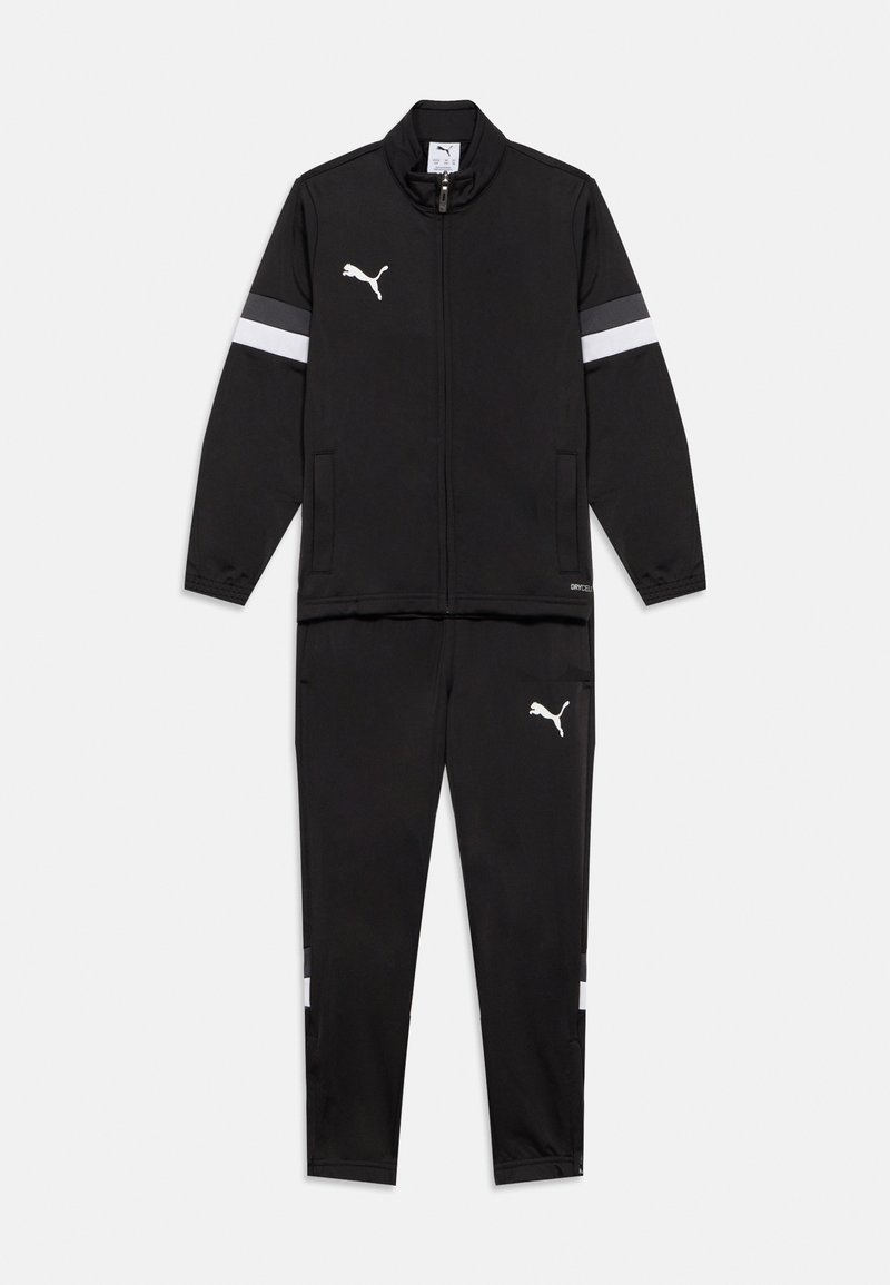 Μαύρη φόρμα με ζακέτα με φερμουάρ και παντελόνι. Διαθέτει λευκό λογότυπο Puma και ρίγες στα μανίκια και τις πλευρές του παντελονιού. Κατασκευασμένη από ανθεκτικό ύφασμα.