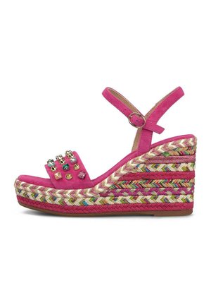 Sandalia cuña de ante rosa con correa en el tobillo, suela de plataforma trenzada multicolor y tachuelas decorativas de gemas coloridas en la correa delantera.