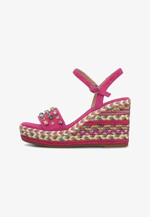 Roze suède sleehak sandaal met enkelriem, meerkleurige gevlochten plateauzool en decoratieve kleurrijke edelsteenklinknagels op de voorste band.