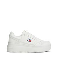 Baskets blanches à plateforme avec texture perforée, présentant un logo contrastant en rouge, bleu et blanc. Semelle en caoutchouc avec un profil de traction texturé.