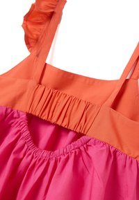 Bunt gefertigtes Kleid mit orangefarbenem Oberteil und pinkem gerafftem Rock, ausgestattet mit Rüscheträgern und elastischem Bund für Passform und Komfort.