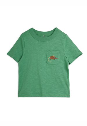 Zielony t-shirt z krótkim rękawem i małą przednią kieszonką z haftowaną brązową myszą z żółtym ogonem i niebieskim okiem.