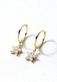 Pendientes de aro de oro con un diseño floral colgando de un aro liso, adornados con múltiples piedras preciosas transparentes en cada pétalo.