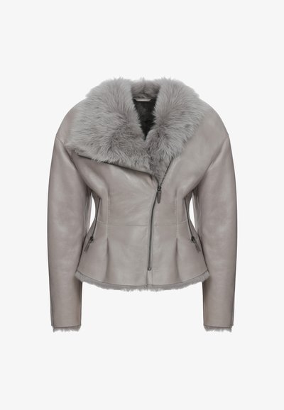 Graue Lederjacke mit einem plüschigen grauen Fellkragen, ausgestattet mit einem Reißverschluss vorne, zwei seitlichen Reißverschlüssen und einem taillierten Peplum-Design.