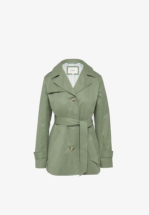 Zielony płaszcz przeciwdeszczowy z klapami, z guzikami z przodu i dwiema bocznymi kieszeniami. Posiada paskowany podszewkę oraz ściągacze na rękawach.