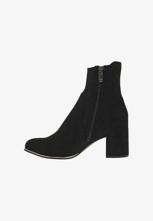 Bottines noires en tissu lisse, dotées d'une fermeture éclair sur le côté et d'un talon carré. Design épuré avec un bout pointu et peu d'ornements.