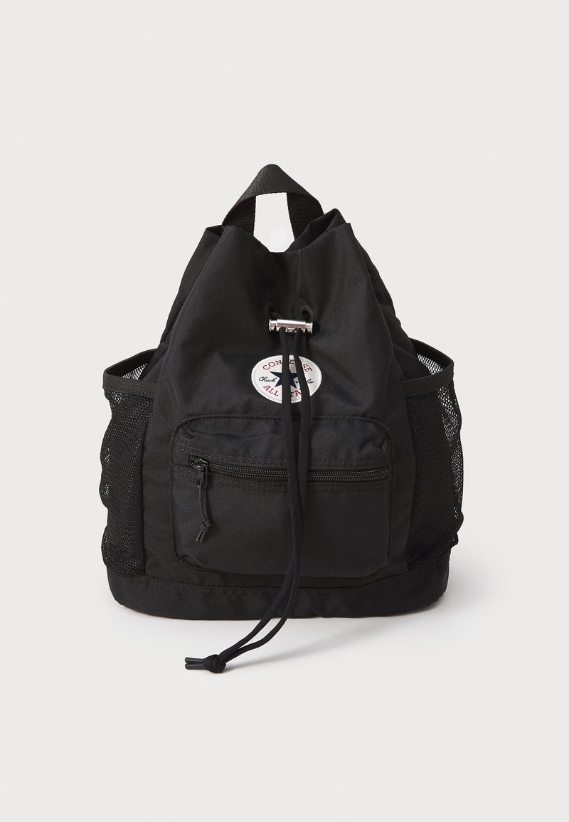 Svart trekksekk laget av slitesterk nylon, med mesh-lommere på sidene, en glidelåslomme på fronten, og et rundt logopatch.