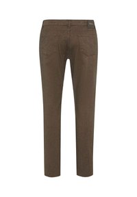 Pantaloni in denim marrone con vestibilità slim, caratterizzati da una gamba dritta, due tasche posteriori e una texture sottile. Include un'etichetta del marchio sulla vita.