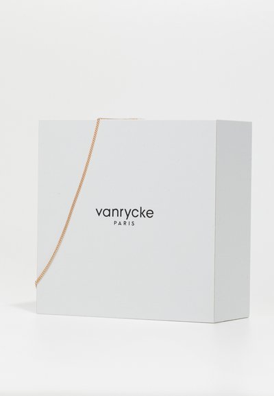 Valge karp minimalistliku disainiga, millel on musta värvi brändinimi "vanrycke PARIS". Pinna peal on eksponeeritud õhuke kuldne kett.