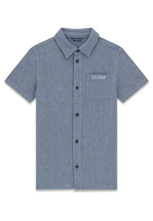 Niebiesko-biała koszula w pionowe paski z krótkim rękawem, kołnierzykiem i kieszenią na piersi z logo "GUESS".