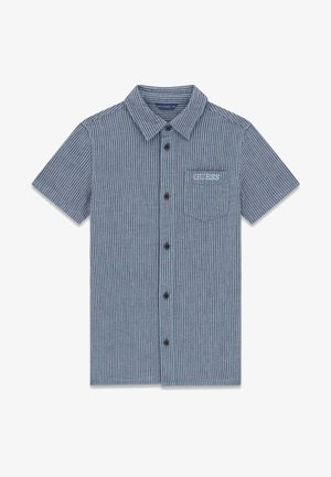 Camisa de botones de manga corta con rayas verticales azules y blancas, con cuello y bolsillo en el pecho con el logo "GUESS".