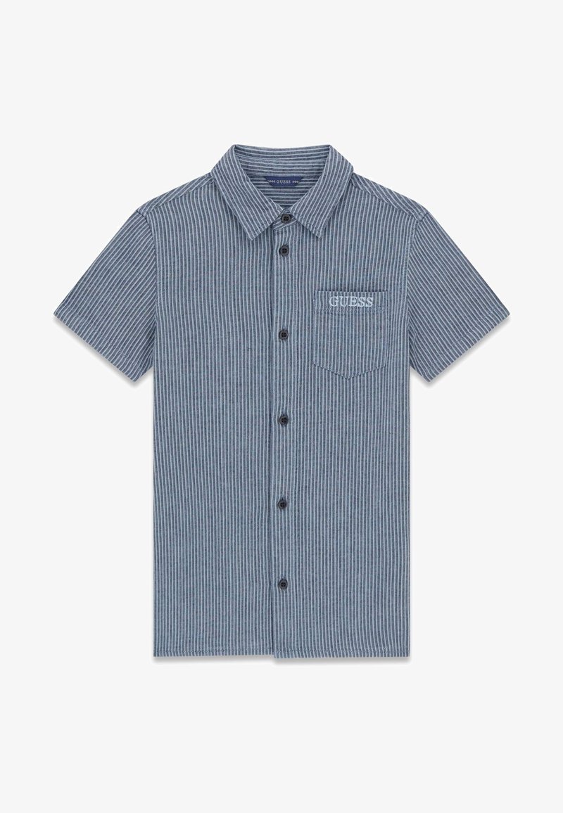 Chemise à manches courtes à rayures verticales bleues et blanches avec un col et une poche poitrine ornée du logo « GUESS ».