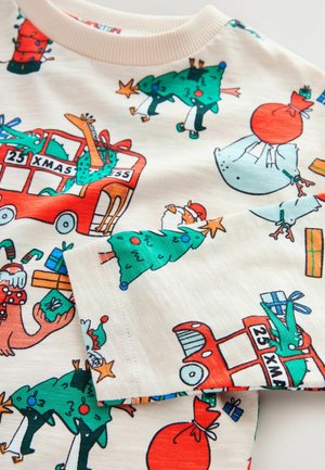 Baumwollhemd mit bunten weihnachtlichen Drucken, darunter geschmückte Bäume, Geschenke und ein roter Bus, auf einem cremefarbenen Hintergrund und mit geripptem Kragen.
